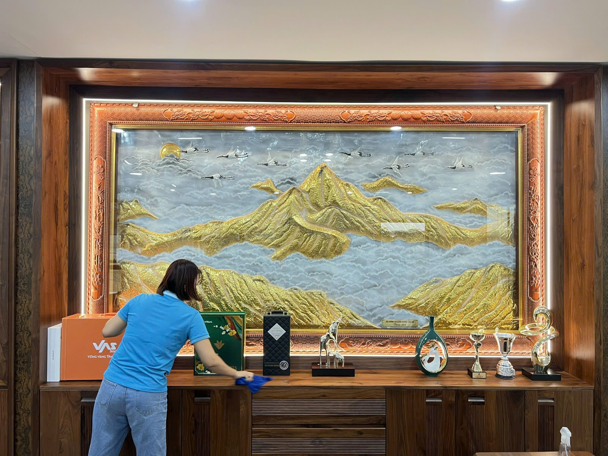 Màu sắc vàng bạc cáo cấp, ấn tượng Màu sắc vàng bạc cáo cấp, ấn tượng