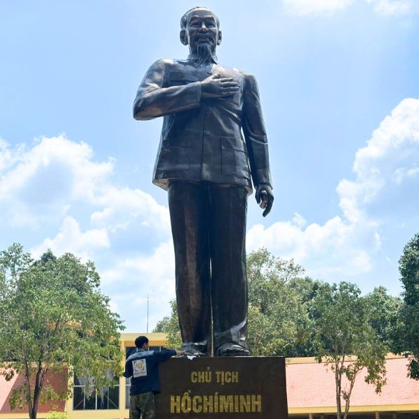 Lắp đặt, hoàn thiện tượng Bác Hồ cao 8m nặng 12 tấn tại địa đạo Củ Chi - TP Hồ Chí Minh Lắp đặt, hoàn thiện tượng Bác Hồ cao 8m nặng 12 tấn tại địa đạo Củ Chi - TP Hồ Chí Minh