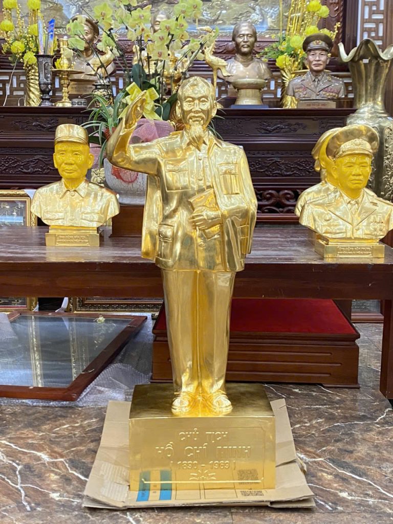 Hoàn thiện và bàn giao tượng Bác Hồ đồng đỏ dát vàng cao 1m17 cho khách hàng tại Nam Định