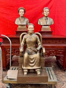 Bàn giao tượng chân dung bán thân cao 60cm - một pho tượng ngồi cao 90cm tại Phủ Lý, Hà Nam