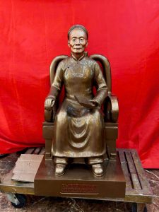 Bàn giao tượng chân dung bán thân cao 60cm - một pho tượng ngồi cao 90cm tại Phủ Lý, Hà Nam