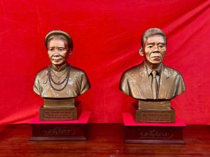 Bàn giao tượng chân dung bán thân cao 60cm - một pho tượng ngồi cao 90cm tại Phủ Lý, Hà Nam