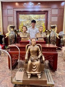 Bàn giao tượng chân dung bán thân cao 60cm - một pho tượng ngồi cao 90cm tại Phủ Lý, Hà Nam