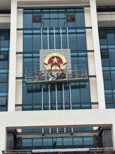  Bàn giao lắp đặt quốc huy 3x3m tại UBND Tp Đông Hà - Quảng Ngãi!