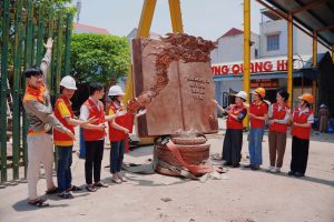 Quá Trình Đồ đồng Dung Quang Hà vinh dự hoàn thiện “Những trang sử vàng” cao 2m025 và rộng 1m945