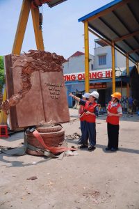 Quá Trình Đồ đồng Dung Quang Hà vinh dự hoàn thiện “Những trang sử vàng” cao 2m025 và rộng 1m945