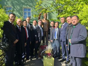 Đồ đồng Dung Quang Hà bàn giao bức tượng Bác Hồ chuyển sang nước Nga