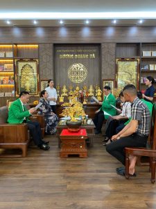 Đồ đồng Dung Quang Hà bàn giao bức tượng Bác Hồ chuyển sang nước Nga