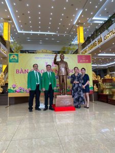 Đồ đồng Dung Quang Hà bàn giao bức tượng Bác Hồ chuyển sang nước Nga