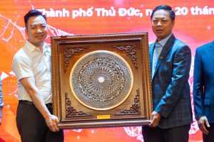 Đồ đồng Dung Quang Hà Bàn giao mặt trống đồng đỏ đường kính 50cm - khung 80cm cho tập đoàn Thiên Khôi