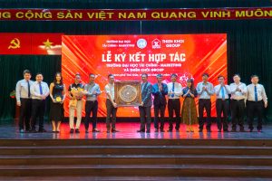 Đồ đồng Dung Quang Hà Bàn giao mặt trống đồng đỏ đường kính 50cm - khung 80cm cho tập đoàn Thiên Khôi