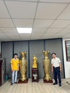 Đồ đồng Dung Quang Hà đã hoàn thiện và trao tay khách hàng tại Hà Nội đôi lộc bình cao 1m72