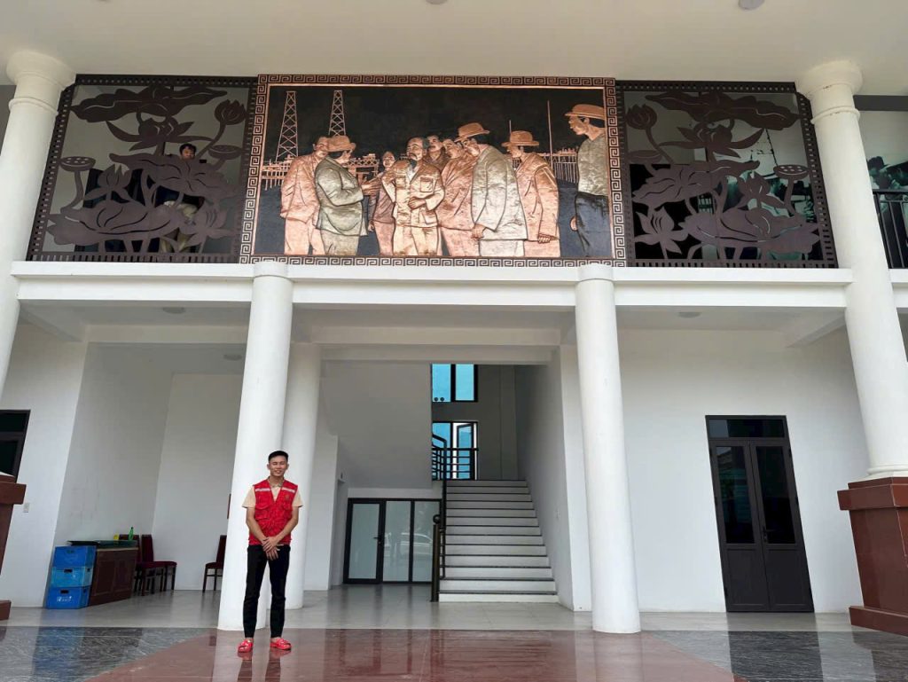 Hoàn thiện và bàn giao "tranh Bác Hồ thăm àn khoan" cho cơ quan dầu khí Thái Bình