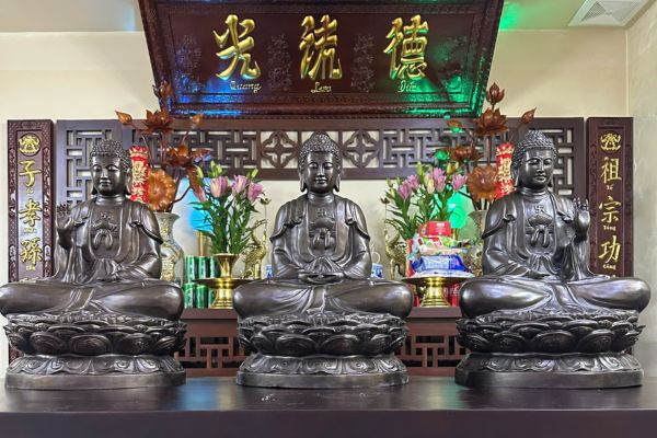 Bàn giao bộ Tam Thế Phật đồng đỏ hun đen cao 50cm cho khách hàng tại Hà Nội