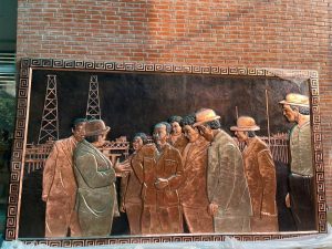 Tiếp đón đoàn khách đơn vị dầu khí về duyệt bức tranh chủ tịch Hồ Chí Minh thăm quan và làm việc dàn khoan dầu khí