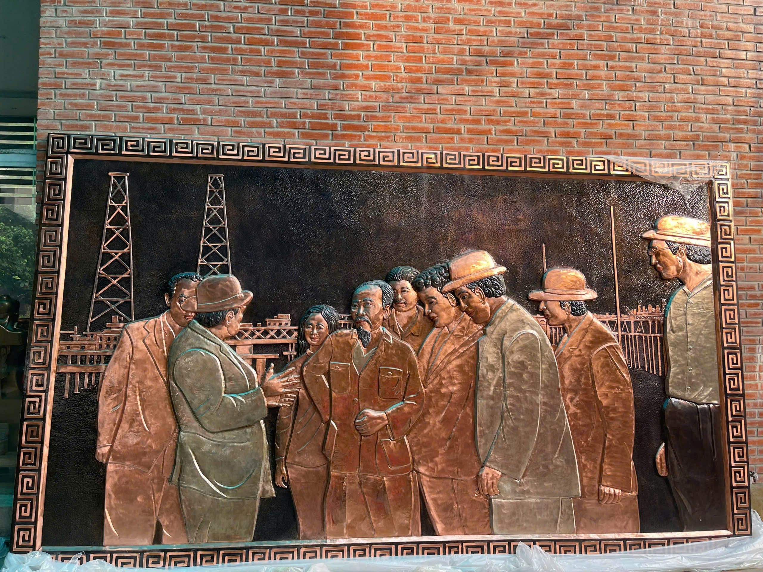 Tiếp đón đoàn khách đơn vị dầu khí về duyệt bức tranh chủ tịch Hồ Chí Minh thăm quan và làm việc dàn khoan dầu khí