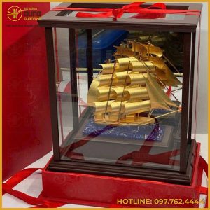 Mô hình thuyền buồm mạ vàng độc đáo