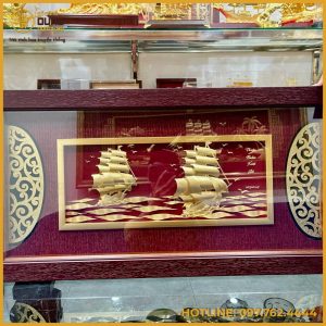 Tranh thuyền buồm mạ vàng nền đỏ khung gỗ