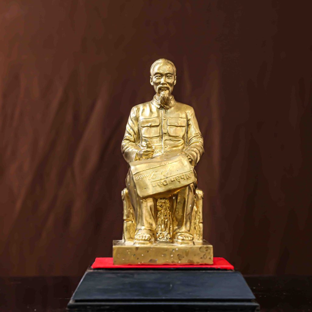 Tượng Bác Hồ ngồi ghế mây đồng vàng mộc cao 20cm