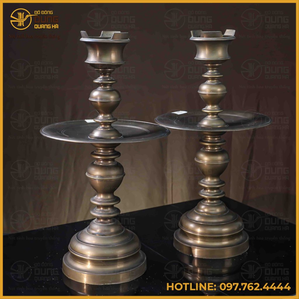 Vẻ đẹp uy nghiêm, cổ kính của Đôi Chân Nến Đồng Vàng Hun Giả Cổ