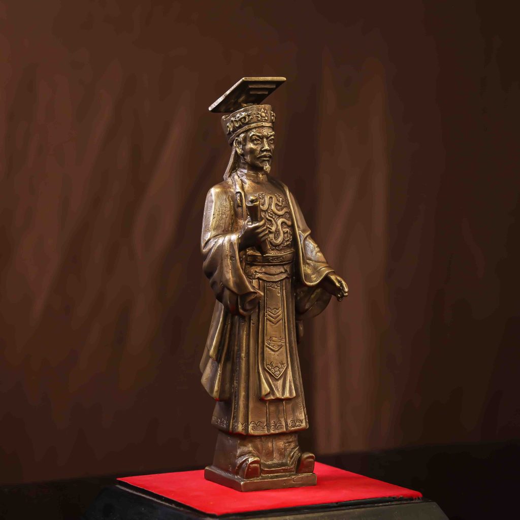 Vẻ đẹp uy nghiêm, hào sảng của tượng Lý Thái Tổ bằng đồng vàng cao cấp