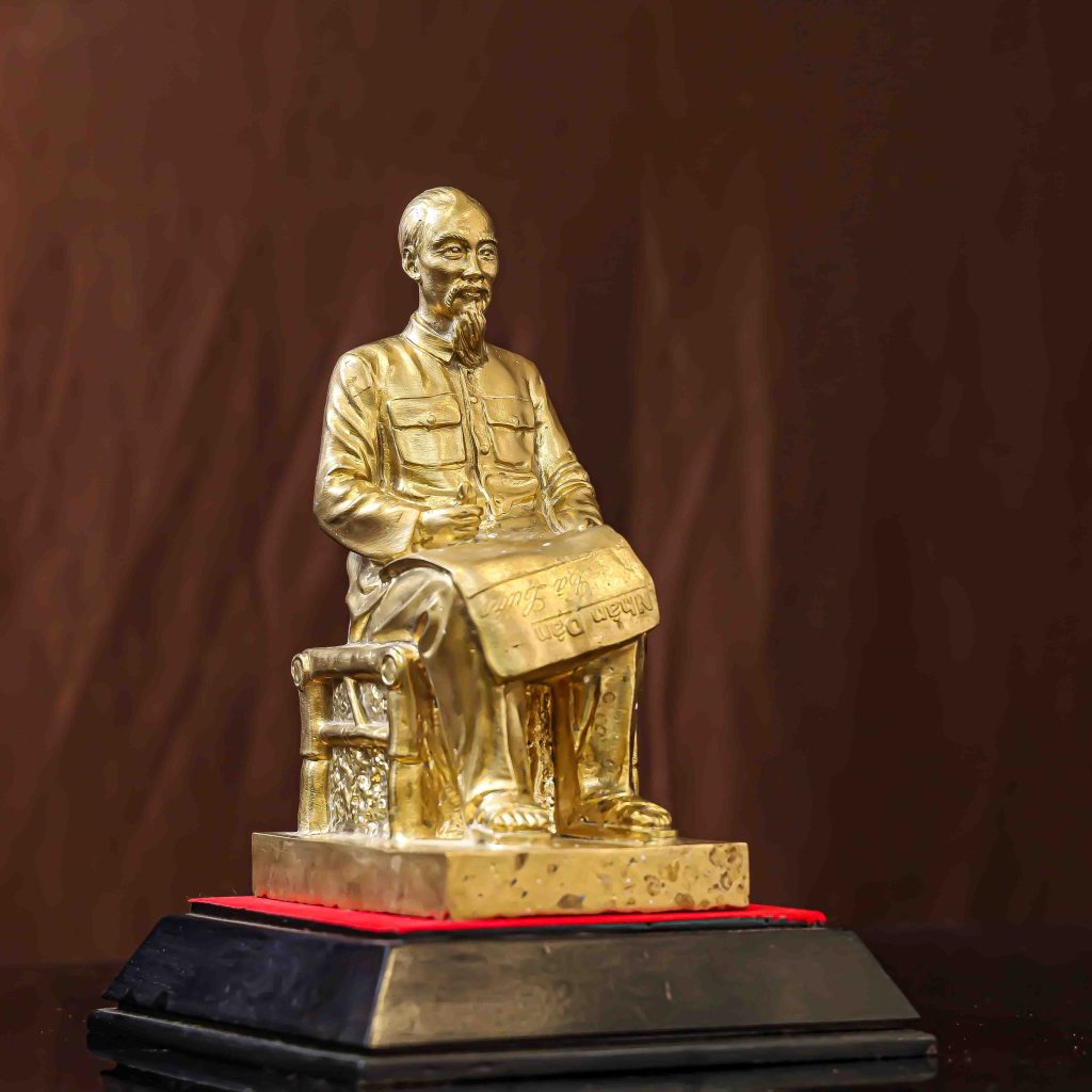 Vẻ đẹp bình dị, cao quý của pho tượng Bác Hồ ngồi ghế mây đồng vàng mộc