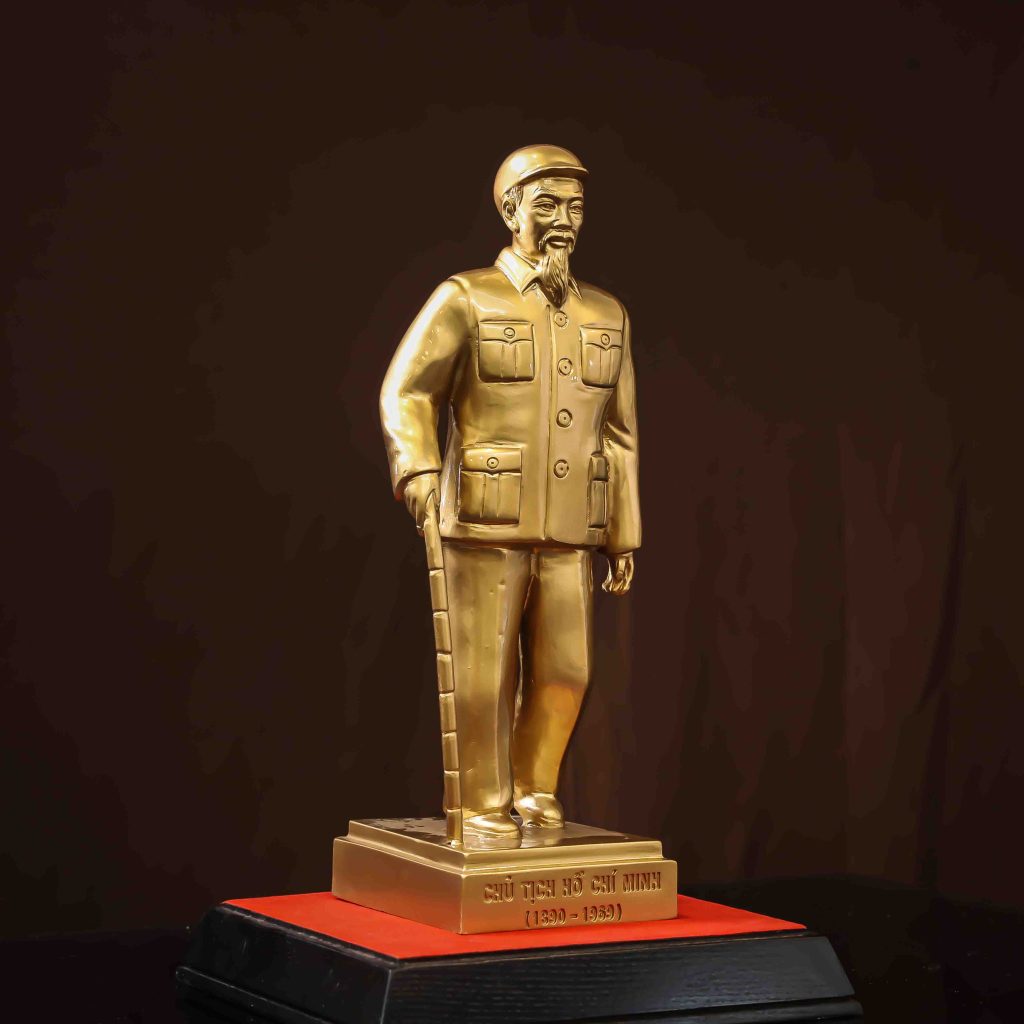 Bức tượng Bác Hồ được chế tác từ đồng đỏ và xử lý màu kỹ lưỡng, tạo nên tông màu nâu đồng trầm ấm