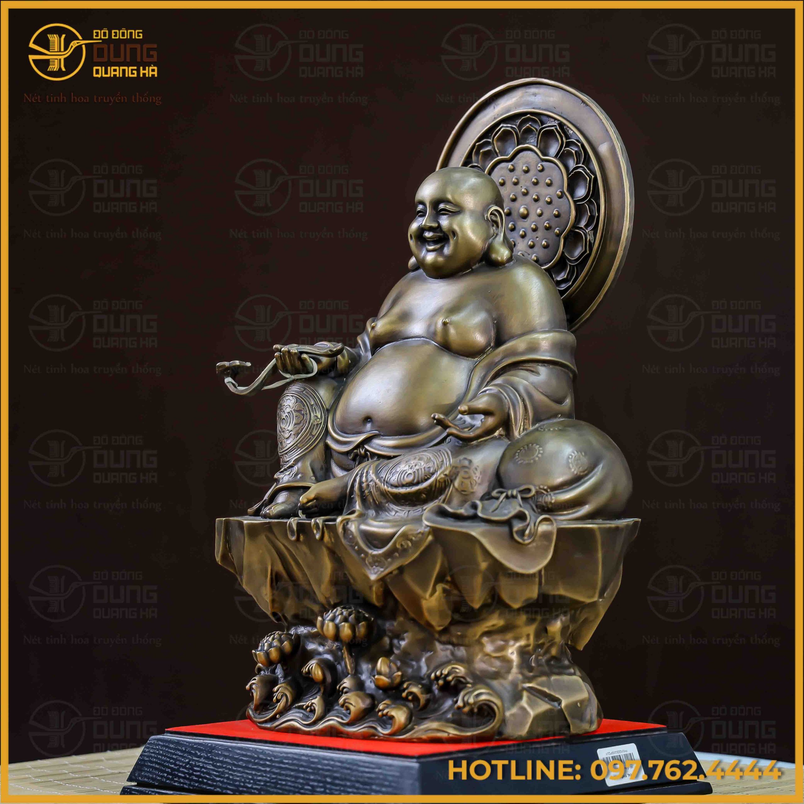 Pho tượng Phật Di Lặc hiện lên với sắc đồng vàng hun giả cổ đầy chiều sâu