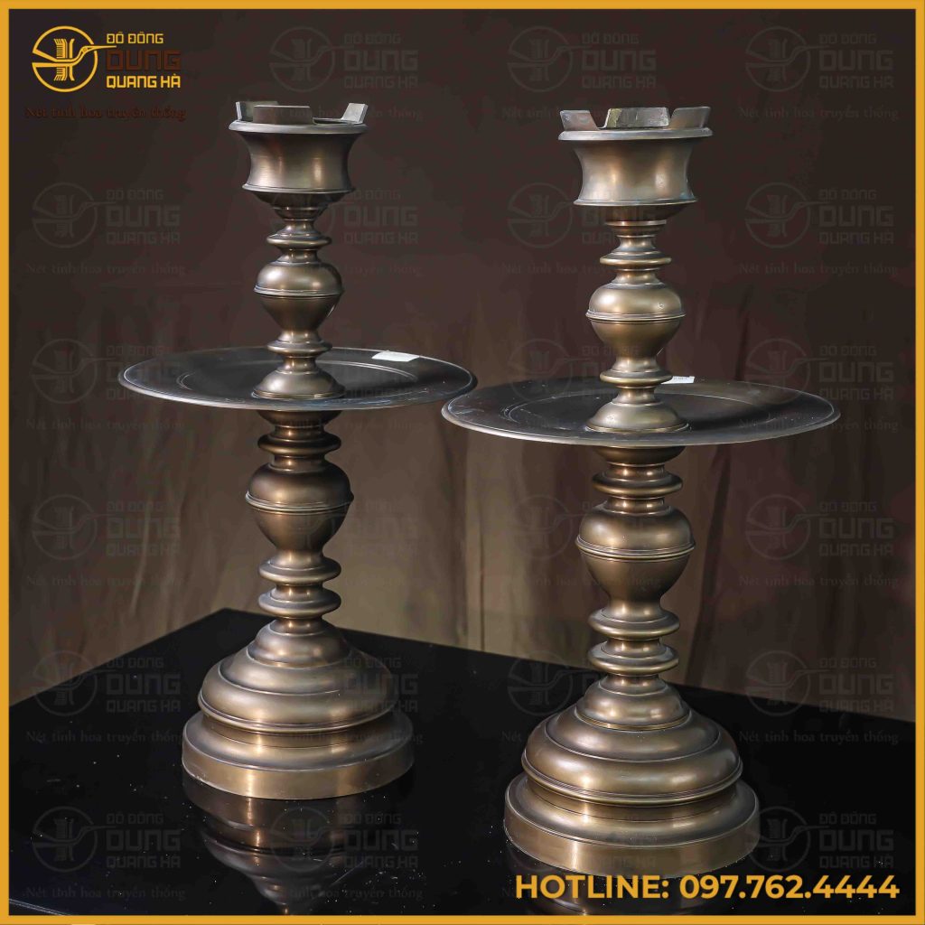 Đôi chân nến bằng đồng vàng mang sắc màu vàng hun cổ kính, trầm mặc