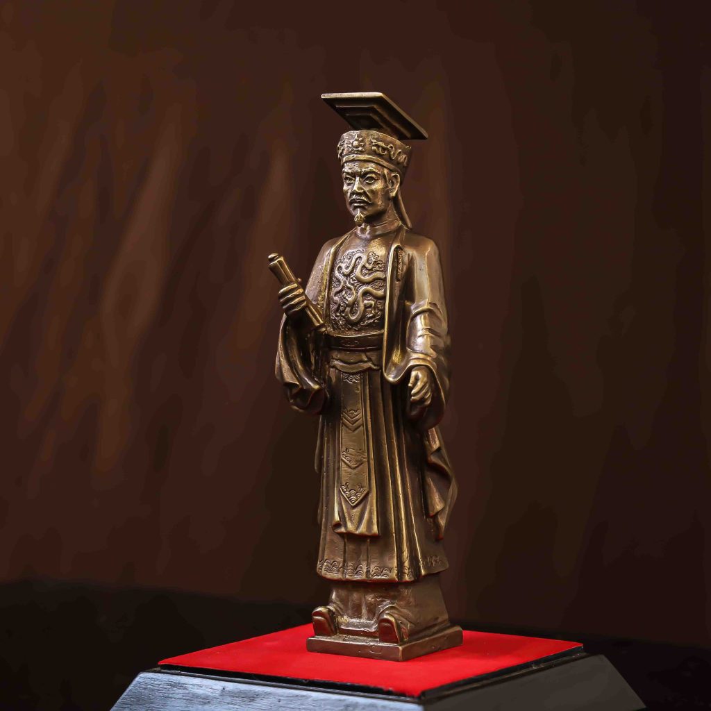 Bức tượng Lý Thái Tổ mang sắc màu giả cổ trầm mặc
