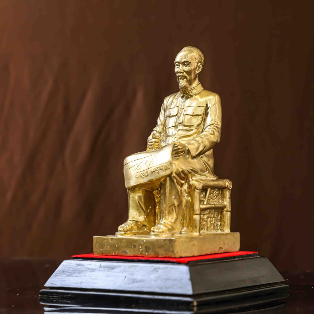 Tác phẩm toát lên sắc vàng mộc tự nhiên của chất liệu đồng nguyên khối