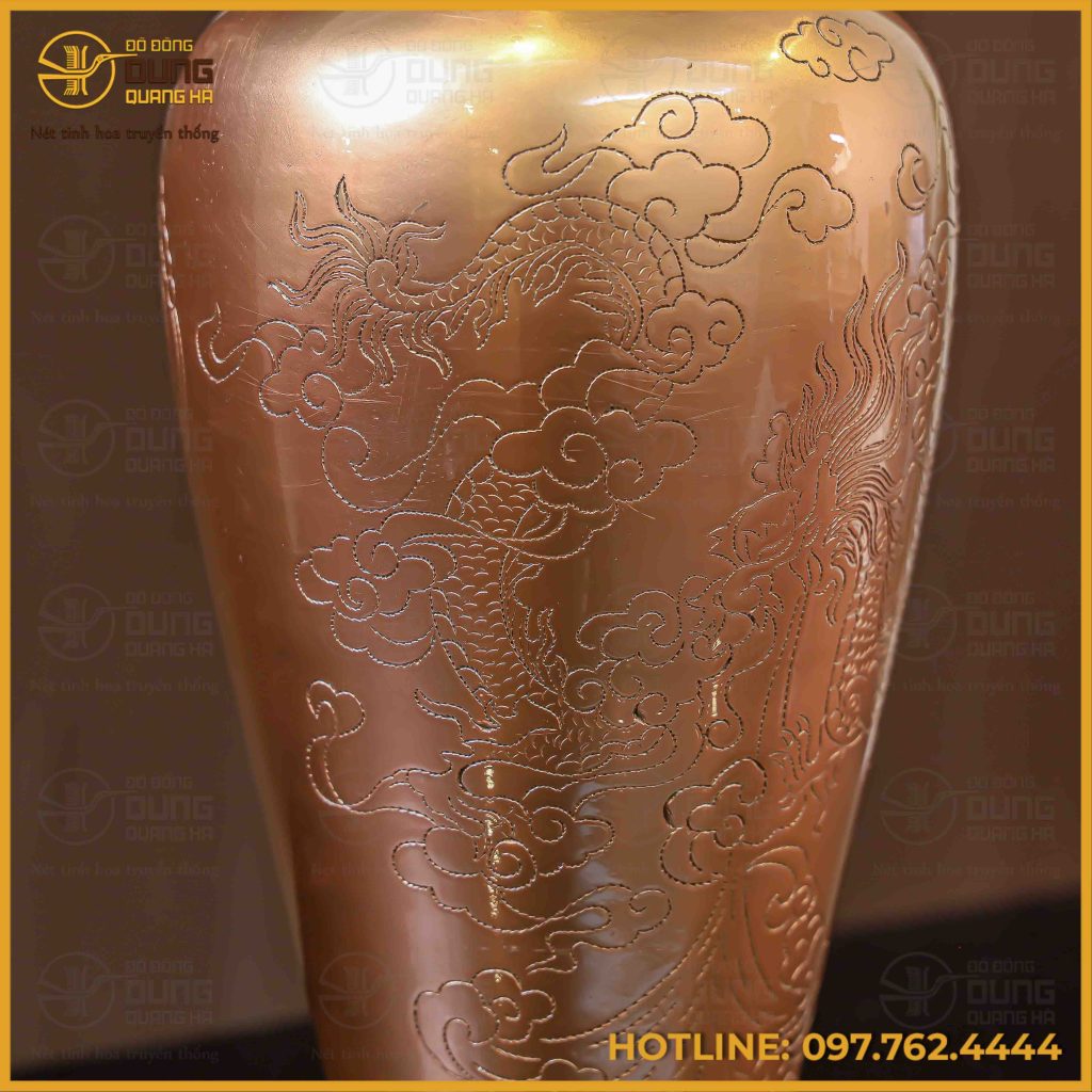 Lọ hoa mang sắc đỏ hồng đặc trưng của chất liệu đồng đỏ nguyên chất