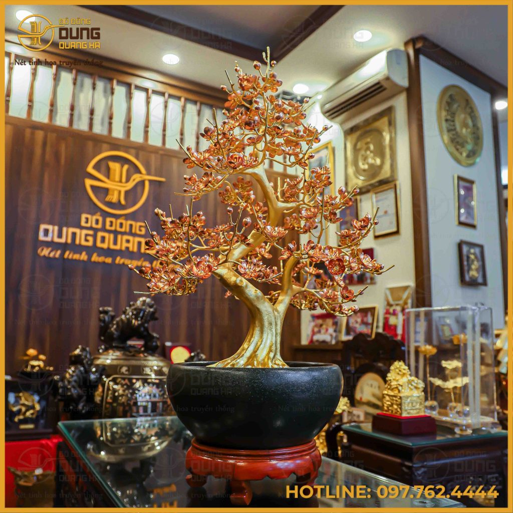 Các cành và hoa đào được mạ vàng tinh xảo, tạo nên sự lấp lánh và thu hút mọi ánh nhìn