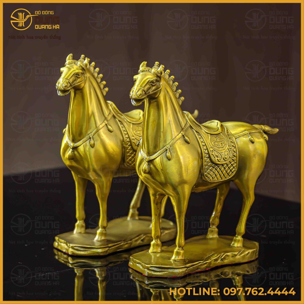 Vẻ đẹp oai phong, dũng mãnh của tượng ngựa đồng vàng cao 20cm