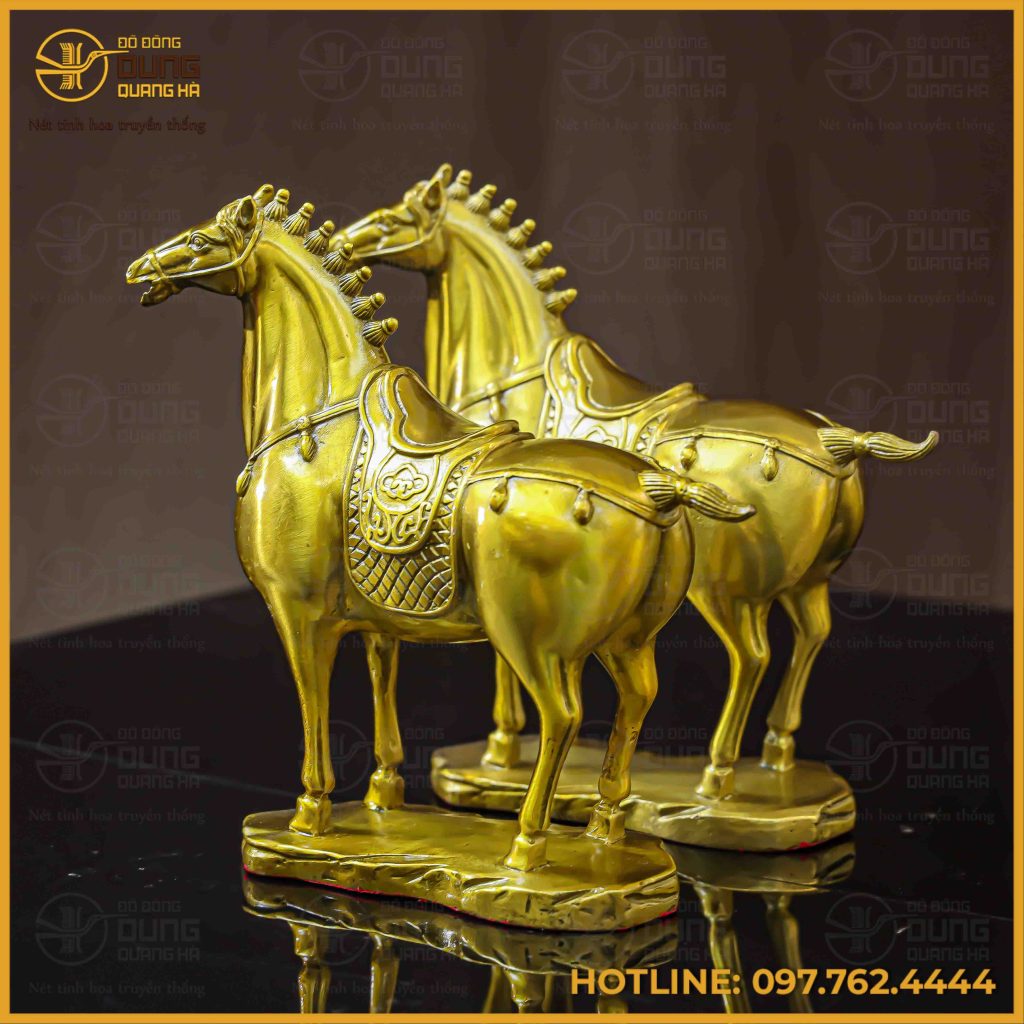 ượng ngựa được chế tác từ chất liệu đồng vàng, toát lên sắc vàng kim rực rỡ và vô cùng sang trọng
