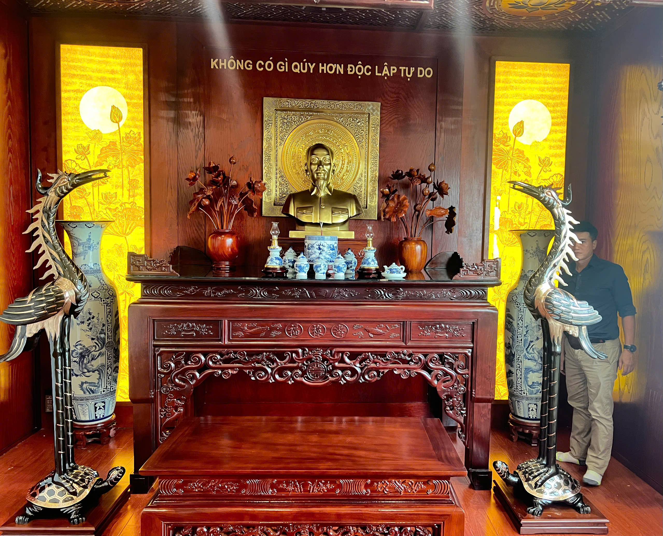 Hoàn thiện và bàn giao đôi hạc cao 1m75 phớt tại phòng thờ Bác Hồ tại học viện Tài Chính