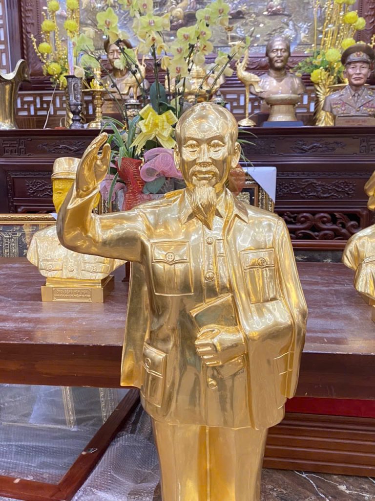 Hoàn thiện pho tượng Bác Hồ vẫy tay chào cao 1m17 cho anh khánh Nam Định