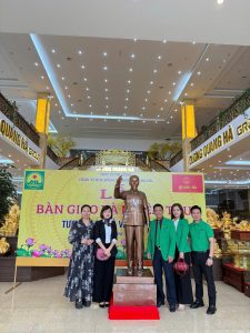 Bàn giao tượng chủ tịch Hồ Chí Minh cho tập đoàn Mai Linh bác hồ cao 2m1, nặng 800kg