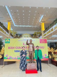 Bàn giao tượng chủ tịch Hồ Chí Minh cho tập đoàn Mai Linh bác hồ cao 2m1, nặng 800kg