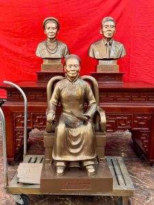 Hoàn thiện tượng 2 pho tượng chân dung bán thân cao 60cm và 1 pho tượng ngồi cao 90cm cho khách Phủ Lý, Hà Nam