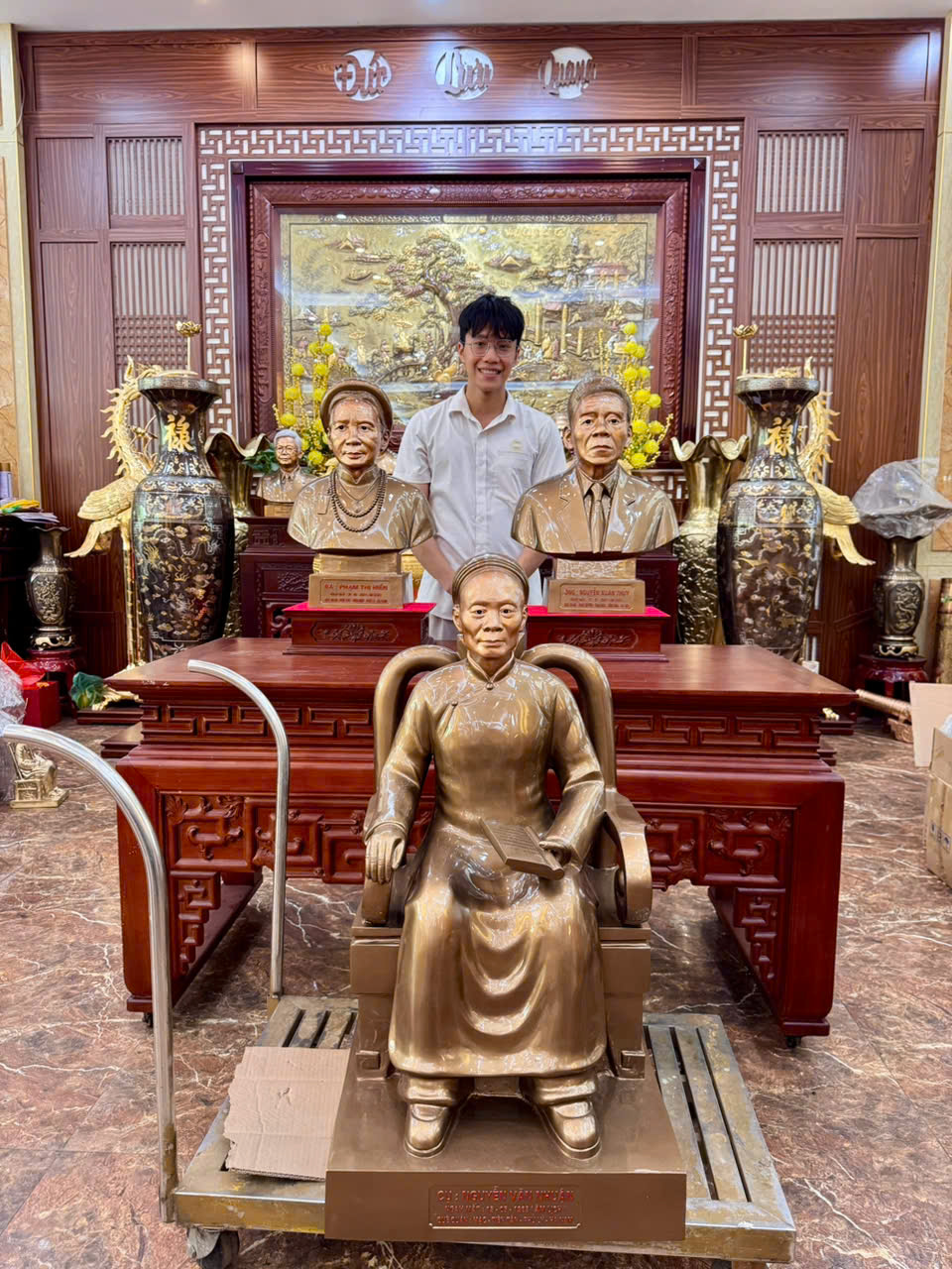 Hoàn thiện tượng 2 pho tượng chân dung bán thân cao 60cm và 1 pho tượng ngồi cao 90cm cho khách Phủ Lý, Hà Nam