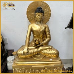Tượng Phật Thích Ca bằng đồng vàng có vầng hào quang