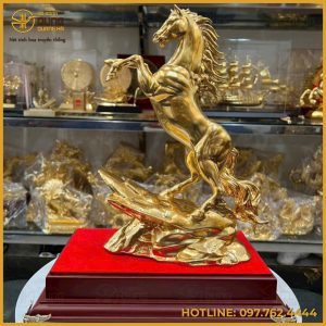 Tượng Ngựa Tuấn Mã đứng trên mỏm đá dát vàng – Khát vọng chinh phục và thành công rực rỡ