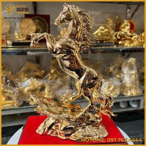 Tượng Ngựa Tuấn Mã ĐứngTrên Mỏm Đá Mạ Vàng 24K – Biểu tượng của ý chí quật cường và vinh quang rực rỡ