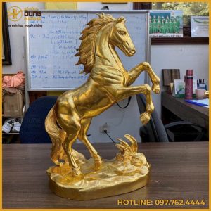 Tượng ngựa bằng đồng uy phong đế gỗ đỏ