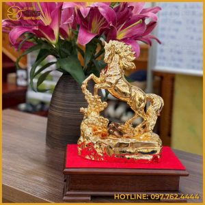 Tượng Ngựa bằng đồng đế gỗ đỏ tinh xảo