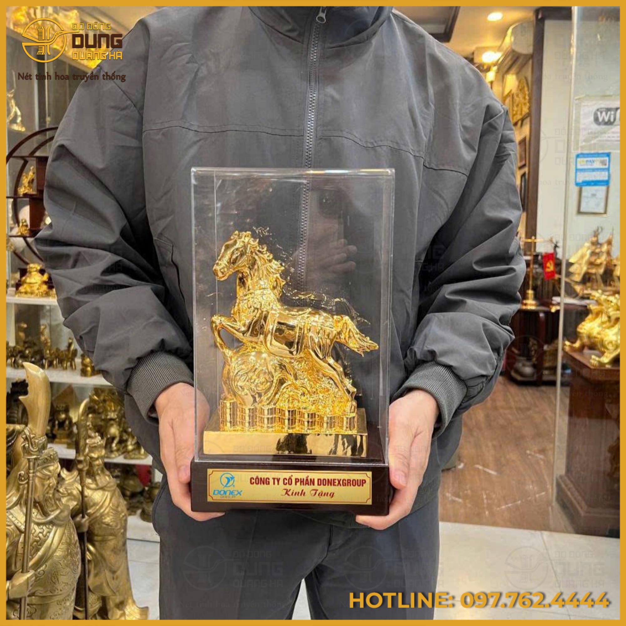 Vẻ đẹp uy phong, sang trọng của linh vật ngựa mạ vàng