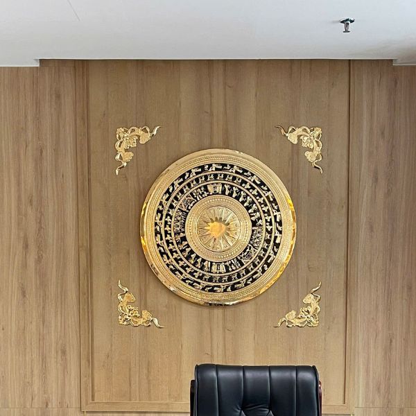 Bàn giao mặt trống đồng vàng mạ vàng đường kính 80cm cho giám đốc Agribank