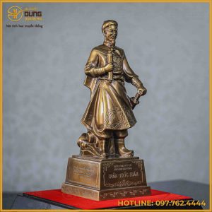 Tượng Trần Hưng Đạo đồng vàng hun giả cổ cao 30cm ngang 11cm