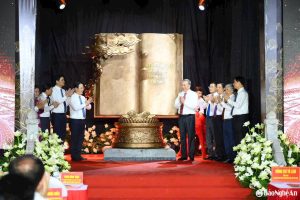 Vinh dự điêu khắc tác phẩm " Những trang sử vàng" bằng đồng đỏ cao 2m025 x rộng 1m945